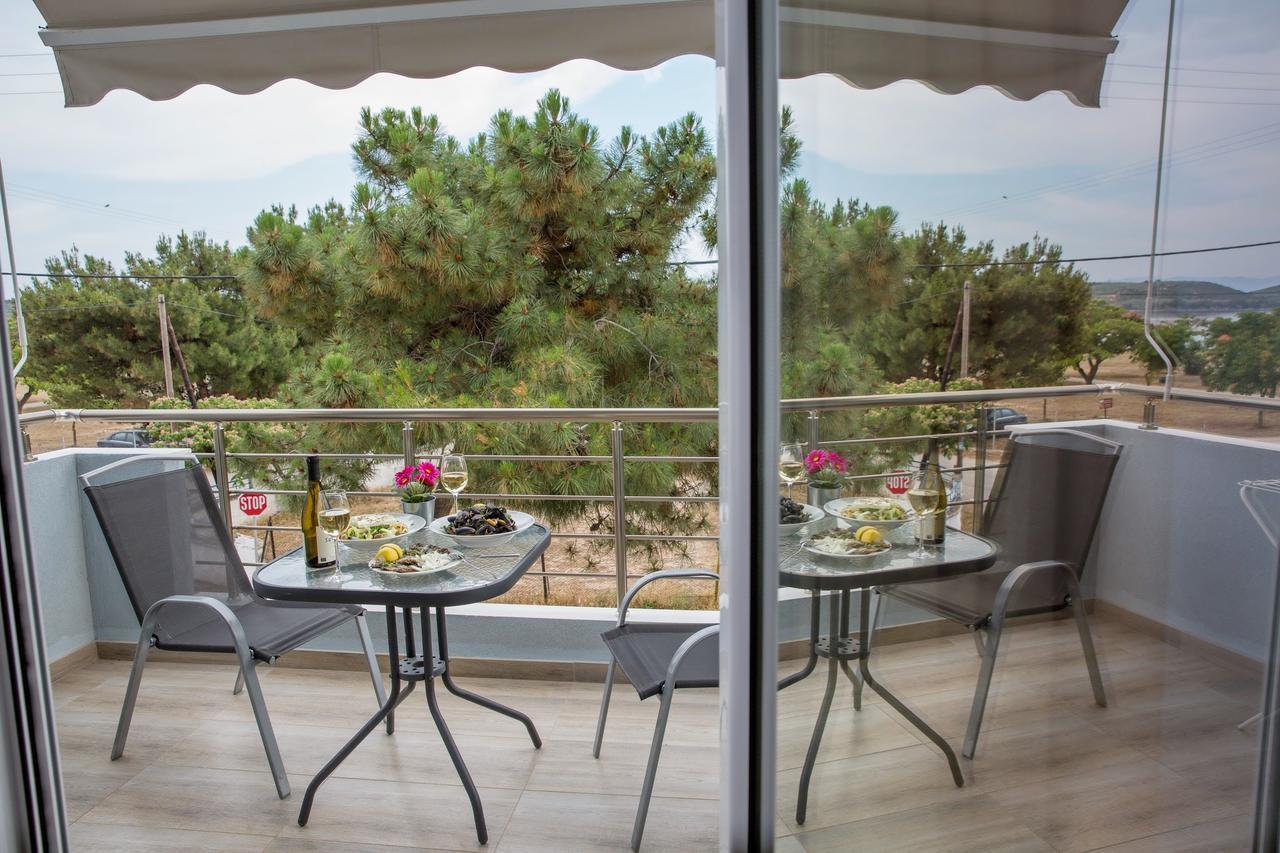 Isalos Suites Néa Péramos Εξωτερικό φωτογραφία