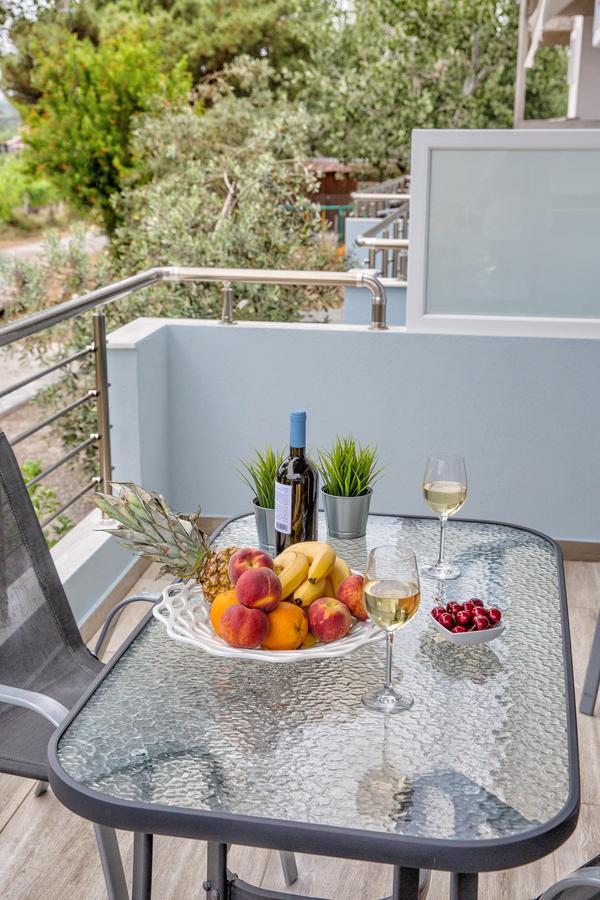 Isalos Suites Néa Péramos Εξωτερικό φωτογραφία