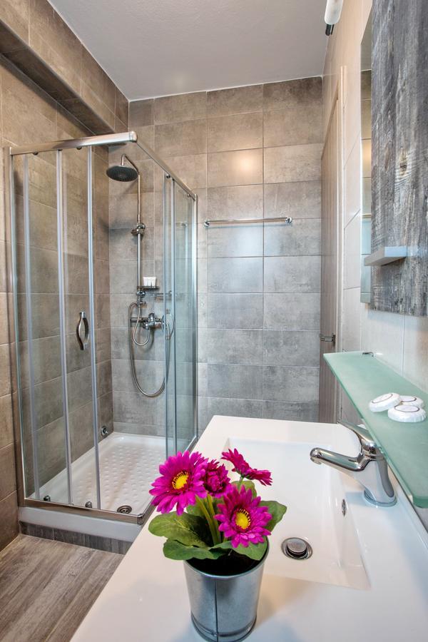 Isalos Suites Néa Péramos Εξωτερικό φωτογραφία