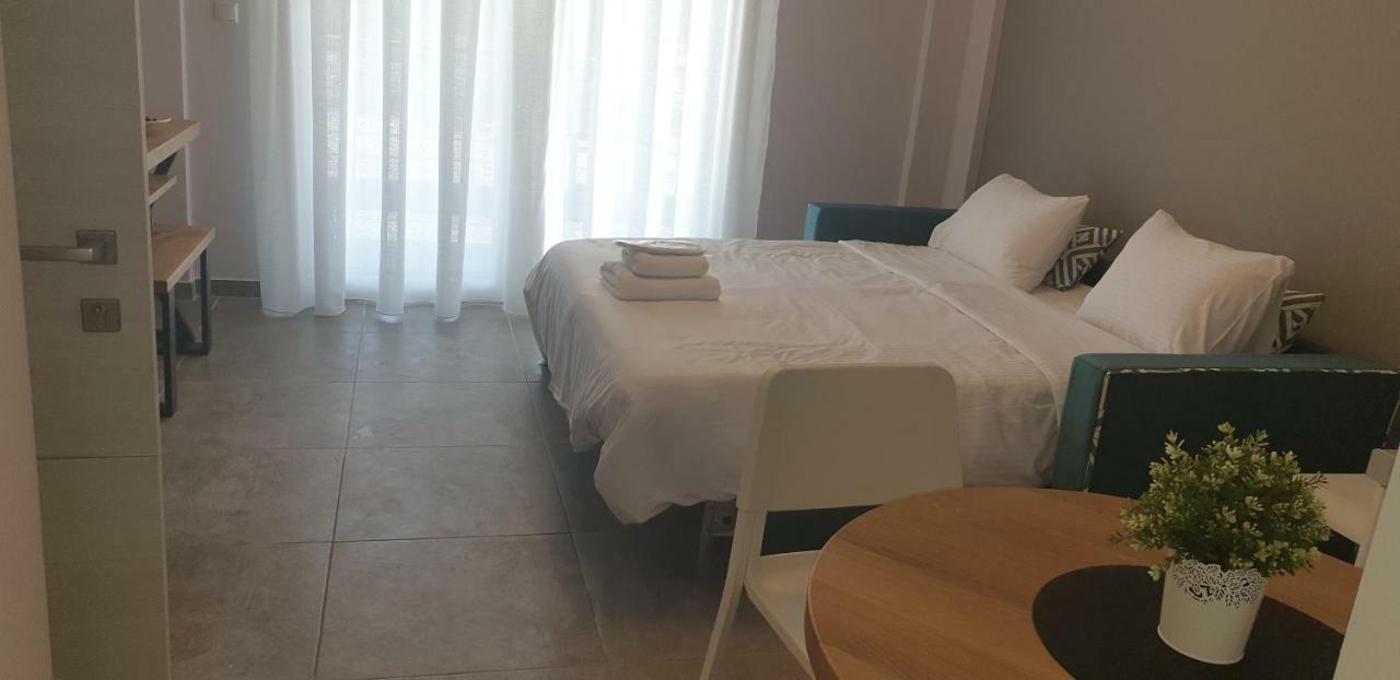 Isalos Suites Néa Péramos Εξωτερικό φωτογραφία